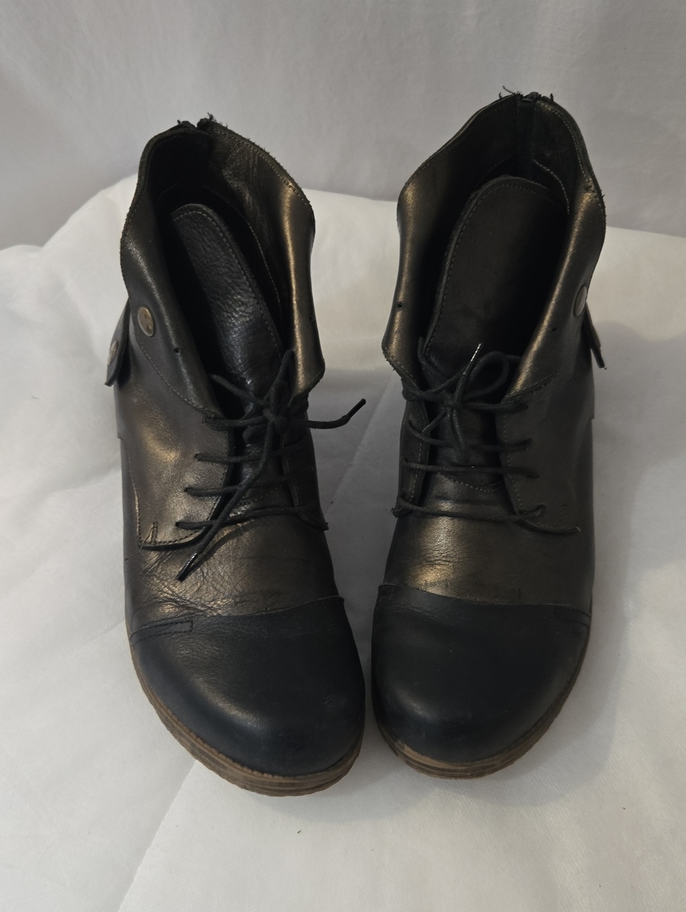 Bueno Black Leather Lace-Up Women's Ankle Booties